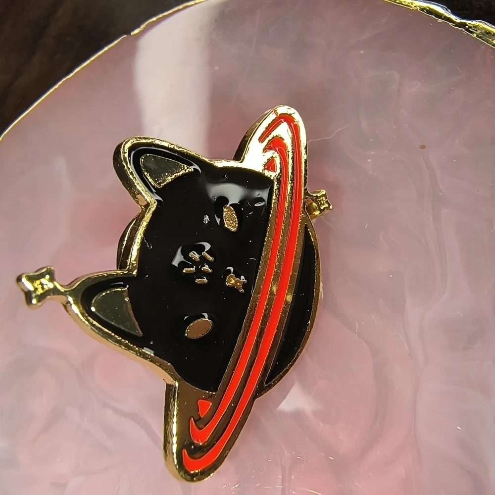 Women’s jewelry black and red unique fashion enamel cat pin